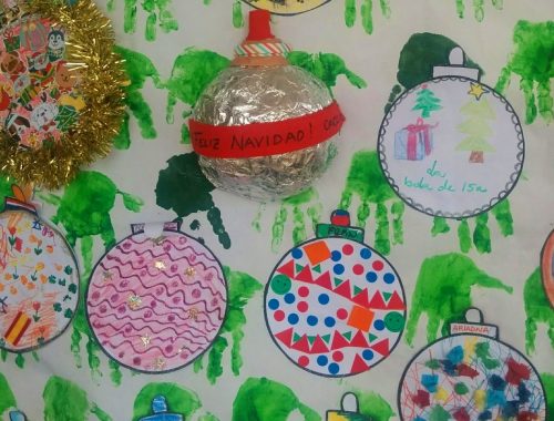 Cartel de bolas de navidad hecho por los niños/as y papas de la escuela.
