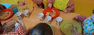 Hora de la comida en la escuela infantil la abeja Maya