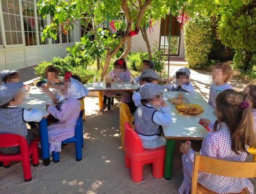 Merienda de San Isidro en la escuela infantil La Abeja Maya.